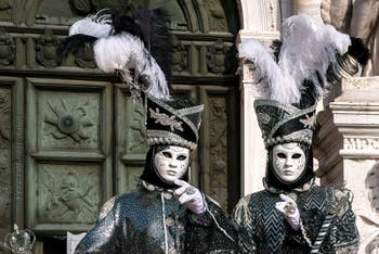 I figuranti del carnevale di Venezia davanti all'Arsenale di Venezia