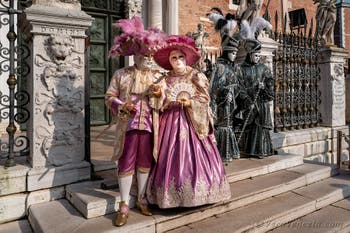 I figuranti del carnevale di Venezia davanti all'Arsenale di Venezia