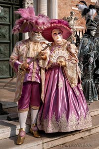 I figuranti del carnevale di Venezia davanti all'Arsenale di Venezia