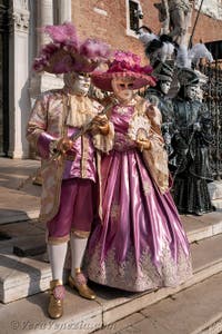 I figuranti del carnevale di Venezia davanti all'Arsenale di Venezia