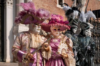 I figuranti del carnevale di Venezia davanti all'Arsenale di Venezia