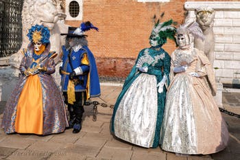 I figuranti del carnevale di Venezia davanti all'Arsenale di Venezia