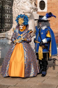 I figuranti del carnevale di Venezia davanti all'Arsenale di Venezia