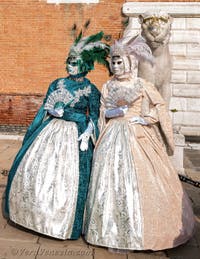 I figuranti del carnevale di Venezia davanti all'Arsenale di Venezia