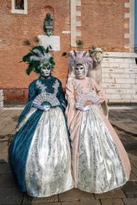 I figuranti del carnevale di Venezia davanti all'Arsenale di Venezia