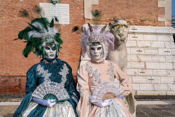 I figuranti del carnevale di Venezia davanti all'Arsenale di Venezia