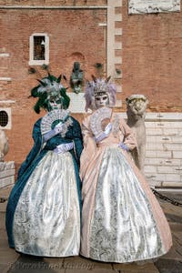 I figuranti del carnevale di Venezia davanti all'Arsenale di Venezia