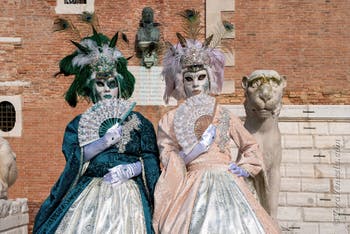 I figuranti del carnevale di Venezia davanti all'Arsenale di Venezia