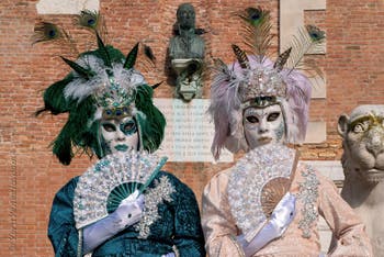 I figuranti del carnevale di Venezia davanti all'Arsenale di Venezia