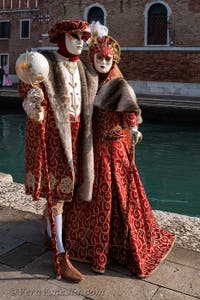 I figuranti del carnevale di Venezia davanti all'Arsenale di Venezia