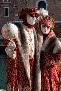 I figuranti del carnevale di Venezia davanti all'Arsenale di Venezia