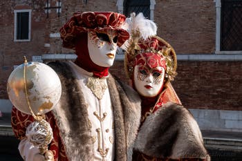 I figuranti del carnevale di Venezia davanti all'Arsenale di Venezia