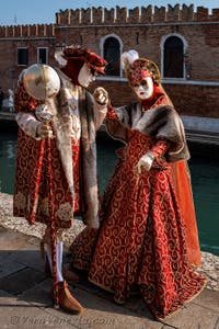 I figuranti del carnevale di Venezia davanti all'Arsenale di Venezia