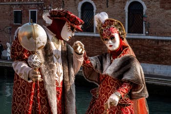 I figuranti del carnevale di Venezia davanti all'Arsenale di Venezia