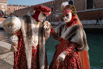 I figuranti del carnevale di Venezia davanti all'Arsenale di Venezia