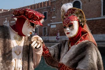 I figuranti del carnevale di Venezia davanti all'Arsenale di Venezia