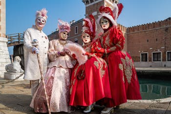 I figuranti del carnevale di Venezia davanti all'Arsenale di Venezia