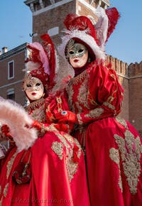 I figuranti del carnevale di Venezia davanti all'Arsenale di Venezia