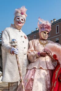 I figuranti del carnevale di Venezia davanti all'Arsenale di Venezia