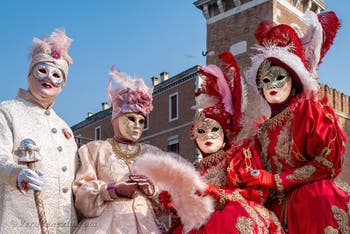 I figuranti del carnevale di Venezia davanti all'Arsenale di Venezia