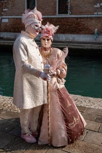 I figuranti del carnevale di Venezia davanti all'Arsenale di Venezia