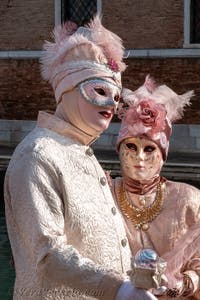 I figuranti del carnevale di Venezia davanti all'Arsenale di Venezia