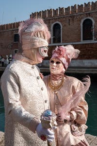 I figuranti del carnevale di Venezia davanti all'Arsenale di Venezia