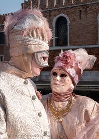 I figuranti del carnevale di Venezia davanti all'Arsenale di Venezia