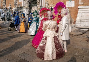 I figuranti del carnevale di Venezia davanti all'Arsenale di Venezia