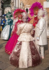 I figuranti del carnevale di Venezia davanti all'Arsenale di Venezia