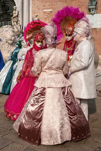 I figuranti del carnevale di Venezia davanti all'Arsenale di Venezia