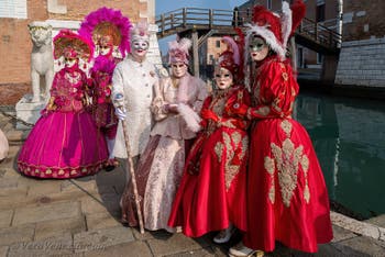 I figuranti del carnevale di Venezia davanti all'Arsenale di Venezia