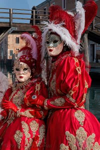 I figuranti del carnevale di Venezia davanti all'Arsenale di Venezia