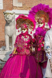 I figuranti del carnevale di Venezia davanti all'Arsenale di Venezia