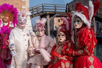 I figuranti del carnevale di Venezia davanti all'Arsenale di Venezia