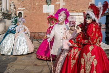 I figuranti del carnevale di Venezia davanti all'Arsenale di Venezia