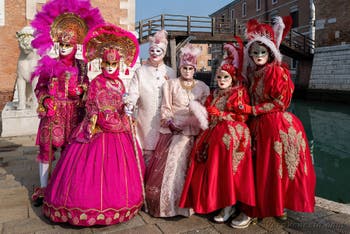 I figuranti del carnevale di Venezia davanti all'Arsenale di Venezia