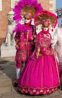 I figuranti del carnevale di Venezia davanti all'Arsenale di Venezia