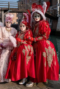 I figuranti del carnevale di Venezia davanti all'Arsenale di Venezia