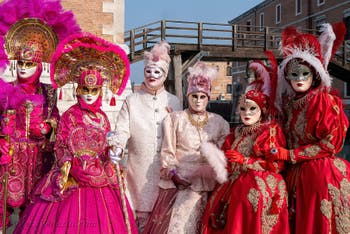 I figuranti del carnevale di Venezia davanti all'Arsenale di Venezia