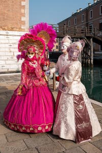 I figuranti del carnevale di Venezia davanti all'Arsenale di Venezia