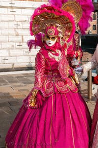 I figuranti del carnevale di Venezia davanti all'Arsenale di Venezia