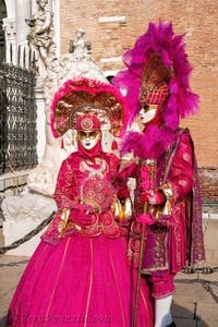 I figuranti del carnevale di Venezia davanti all'Arsenale di Venezia