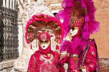 I figuranti del carnevale di Venezia davanti all'Arsenale di Venezia