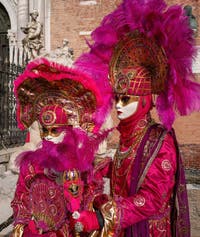 I figuranti del carnevale di Venezia davanti all'Arsenale di Venezia