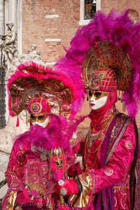 I figuranti del carnevale di Venezia davanti all'Arsenale di Venezia