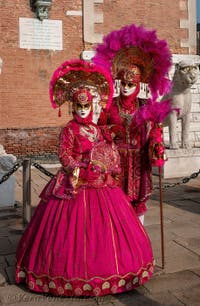 I figuranti del carnevale di Venezia davanti all'Arsenale di Venezia