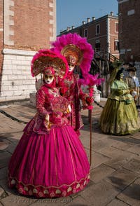 I figuranti del carnevale di Venezia davanti all'Arsenale di Venezia