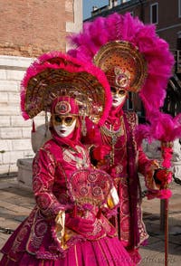 I figuranti del carnevale di Venezia davanti all'Arsenale di Venezia