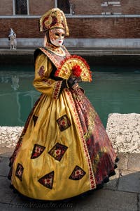 I figuranti del carnevale di Venezia davanti all'Arsenale di Venezia